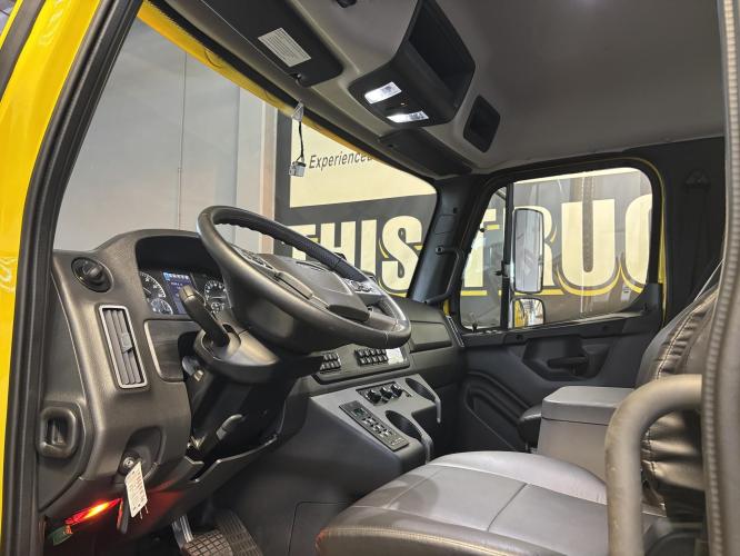 FREIGHTLINER BUSINESS CLASS M2 106 PLUS