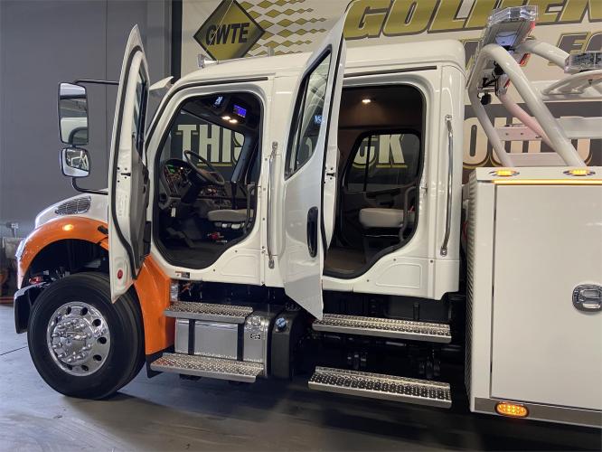 FREIGHTLINER BUSINESS CLASS M2 106