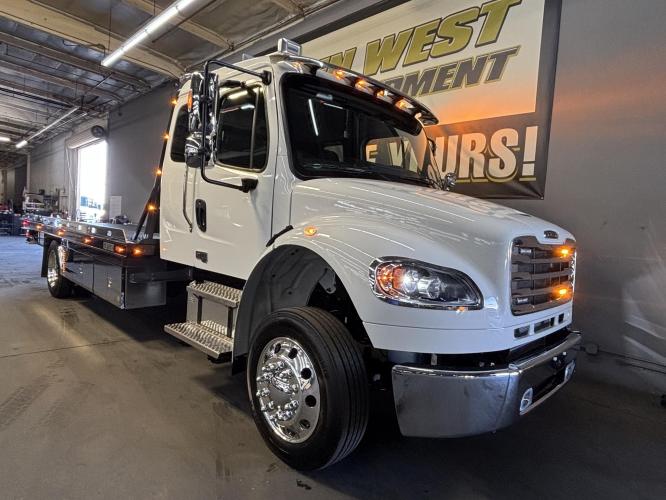 FREIGHTLINER BUSINESS CLASS M2 106 PLUS