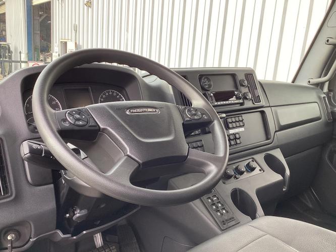 FREIGHTLINER BUSINESS CLASS M2 106 PLUS