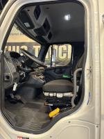 FREIGHTLINER BUSINESS CLASS M2 106 PLUS