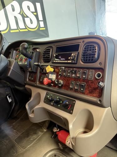 FREIGHTLINER BUSINESS CLASS M2 106