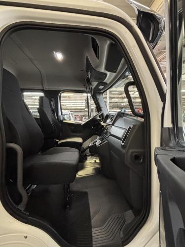 FREIGHTLINER BUSINESS CLASS M2 106 PLUS