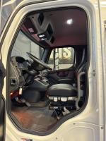 FREIGHTLINER BUSINESS CLASS M2 106 PLUS