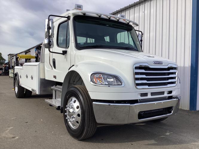 FREIGHTLINER BUSINESS CLASS M2 106 PLUS