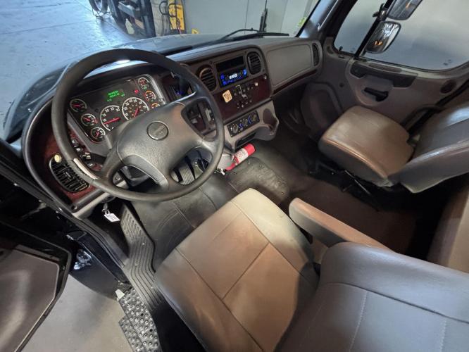 FREIGHTLINER BUSINESS CLASS M2 106