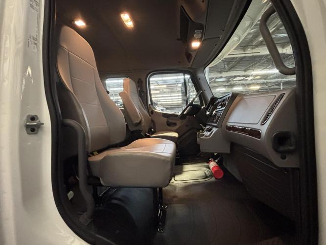 FREIGHTLINER BUSINESS CLASS M2 106