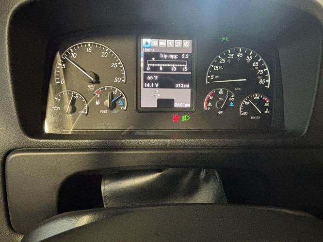 FREIGHTLINER BUSINESS CLASS M2 106 PLUS