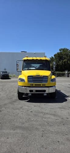 FREIGHTLINER BUSINESS CLASS M2 106 PLUS