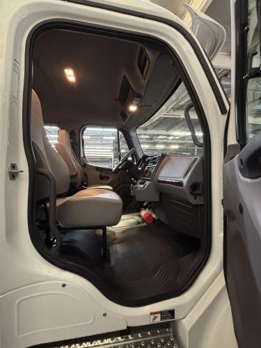 FREIGHTLINER BUSINESS CLASS M2 106