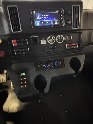 FREIGHTLINER BUSINESS CLASS M2 106 PLUS