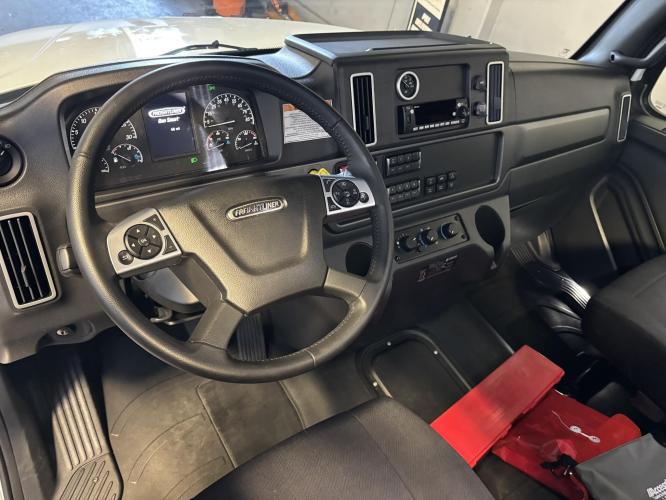 FREIGHTLINER BUSINESS CLASS M2 106