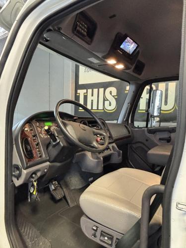 FREIGHTLINER BUSINESS CLASS M2 106