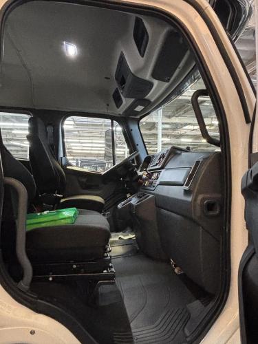 FREIGHTLINER BUSINESS CLASS M2 106 PLUS