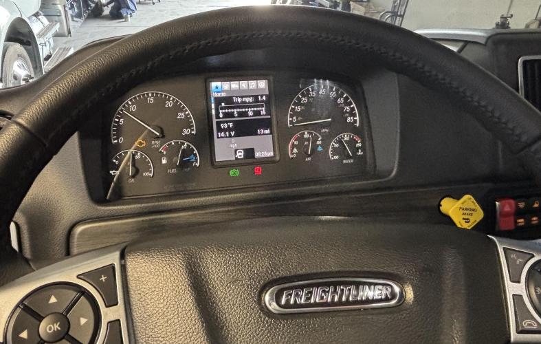 FREIGHTLINER BUSINESS CLASS M2 106 PLUS