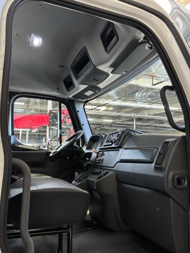 FREIGHTLINER BUSINESS CLASS M2 106 PLUS