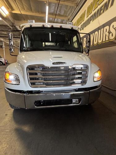 FREIGHTLINER BUSINESS CLASS M2 106 PLUS