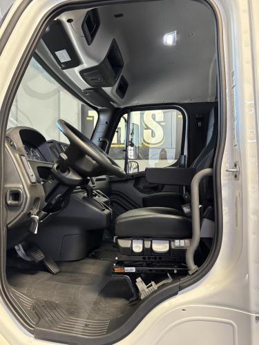 FREIGHTLINER BUSINESS CLASS M2 106 PLUS