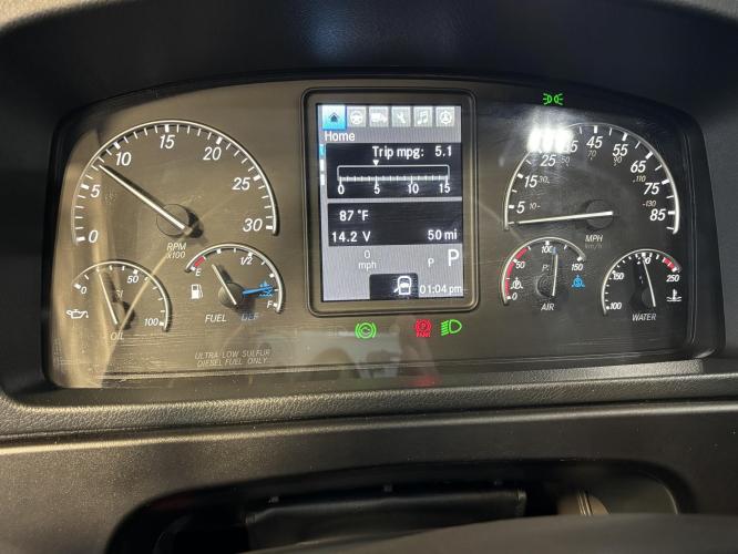FREIGHTLINER BUSINESS CLASS M2 106 PLUS