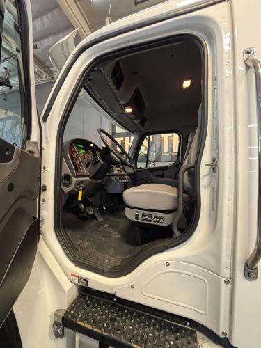 FREIGHTLINER BUSINESS CLASS M2 106