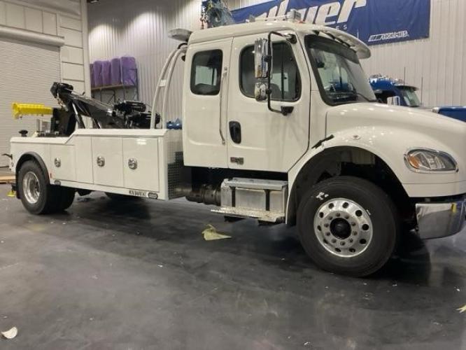 FREIGHTLINER BUSINESS CLASS M2 106 PLUS