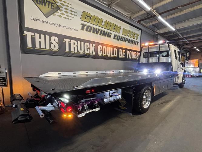 FREIGHTLINER BUSINESS CLASS M2 106 PLUS