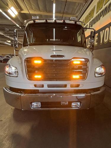 FREIGHTLINER BUSINESS CLASS M2 106 PLUS