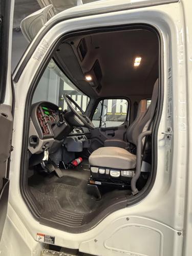 FREIGHTLINER BUSINESS CLASS M2 106