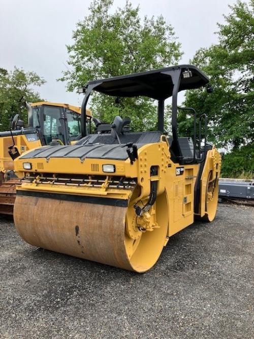 2017 Caterpillar CB64B
