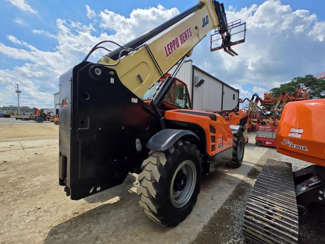 JLG 1075