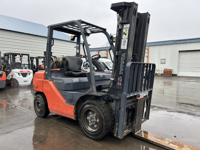 Toyota 8FGU30 Pneumatic Forklift
