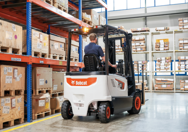 Medium 4-Wheel Electric Pneumatic (5,000-7,000 LBS)