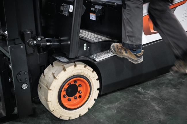 Small 4-Wheel Electric Pneumatic (3,000-4,000 LBS)