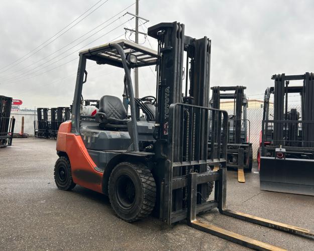 Toyota 8FGU25 Pneumatic Forklift