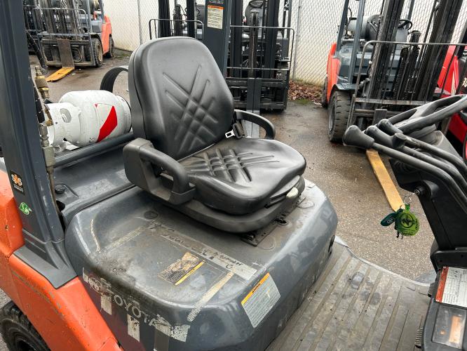 Toyota 8FGU25 Pneumatic Forklift