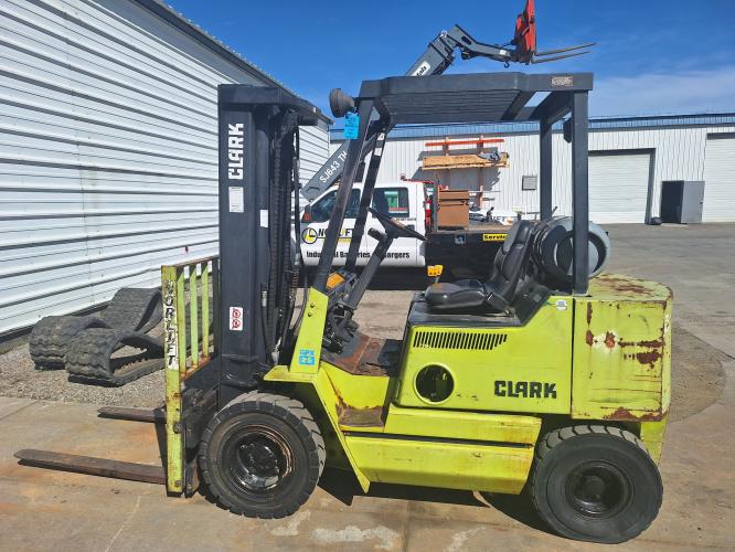 Clark GPX25 Pneumatic Forklift