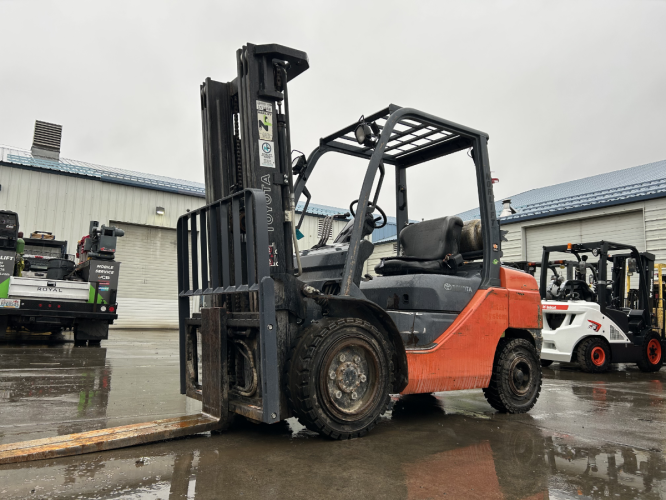 Toyota 8FGU30 Pneumatic Forklift