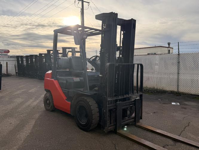 Toyota 8FGU25 Pneumatic Forklift