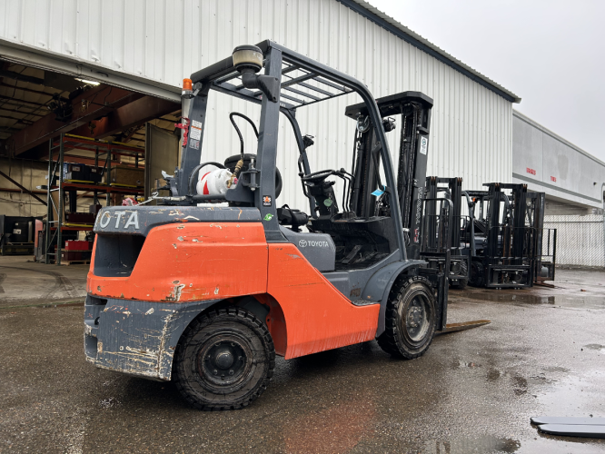 Toyota 8FGU32 Pneumatic Forklift