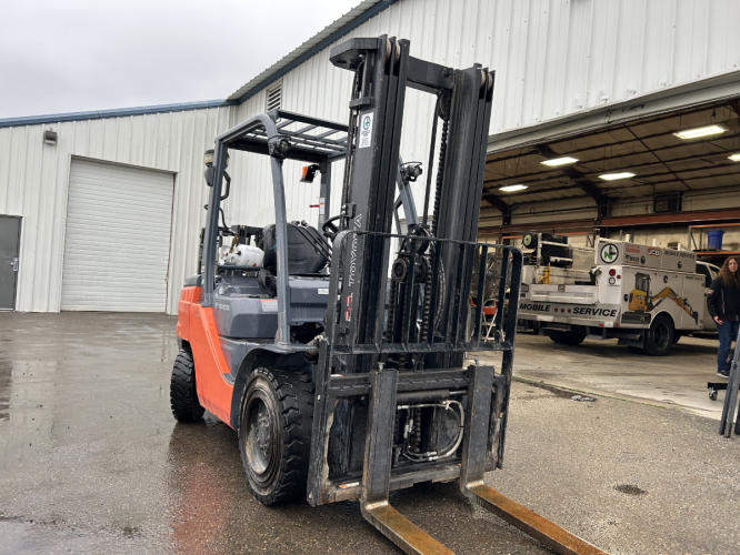 Toyota 8FGU32 Pneumatic Forklift