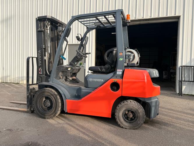 Toyota 8FGU25 Pneumatic Forklift