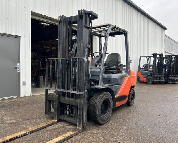 Toyota 8FGU25 Pneumatic Forklift