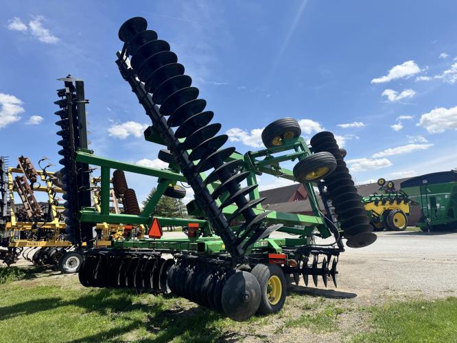 John Deere 637