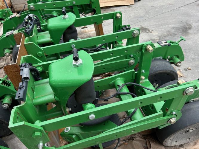 John Deere XP row unit w/ closing wheels, long arms, eset meter w/ Row clutches
