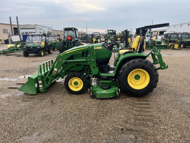 John Deere 3046R