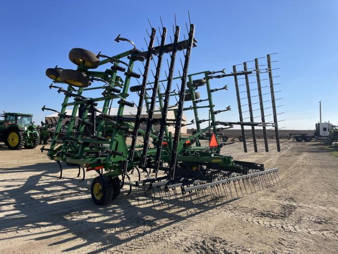 John Deere 2210
