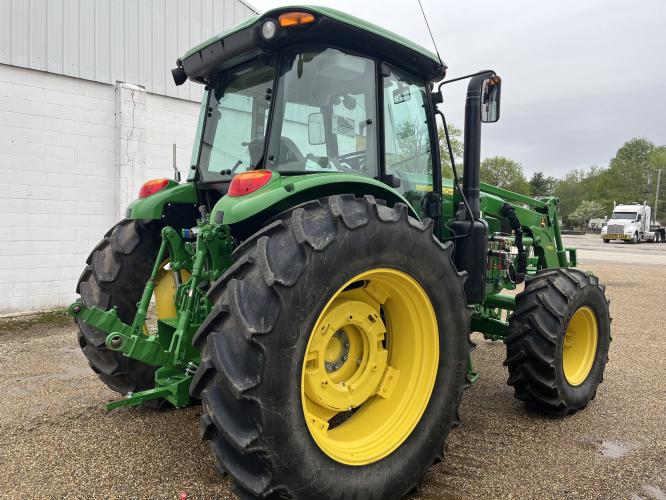 John Deere 6135E
