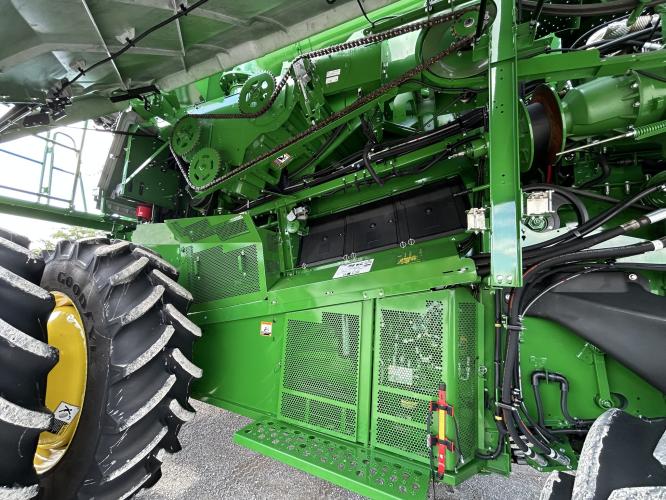 John Deere S7 700