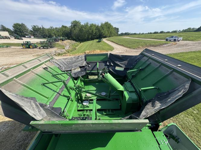 John Deere S7 700