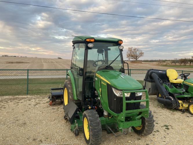 John Deere 3046R